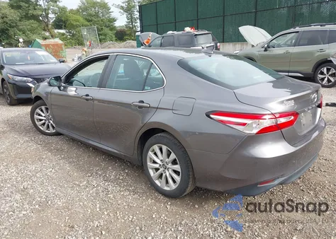 2019 Toyota Camry Le z USA, uszkodzony, nr VIN 4T1B11HKXKU260141